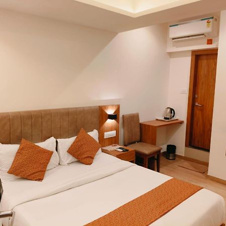 Hotel Black Burn Mumbai Bagian luar foto