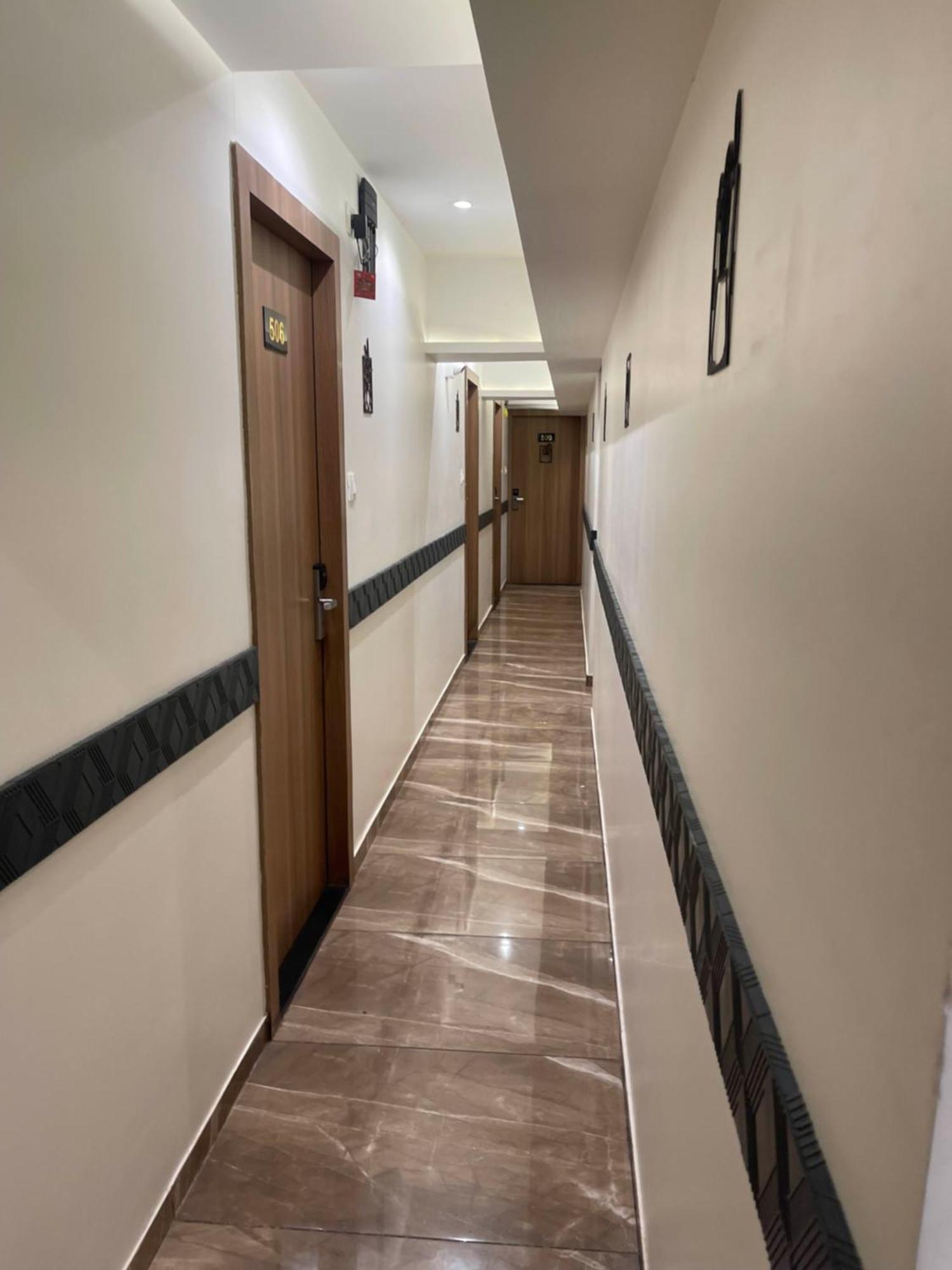 Hotel Black Burn Mumbai Bagian luar foto