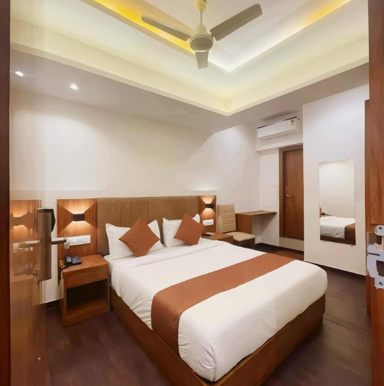 Hotel Black Burn Mumbai Bagian luar foto